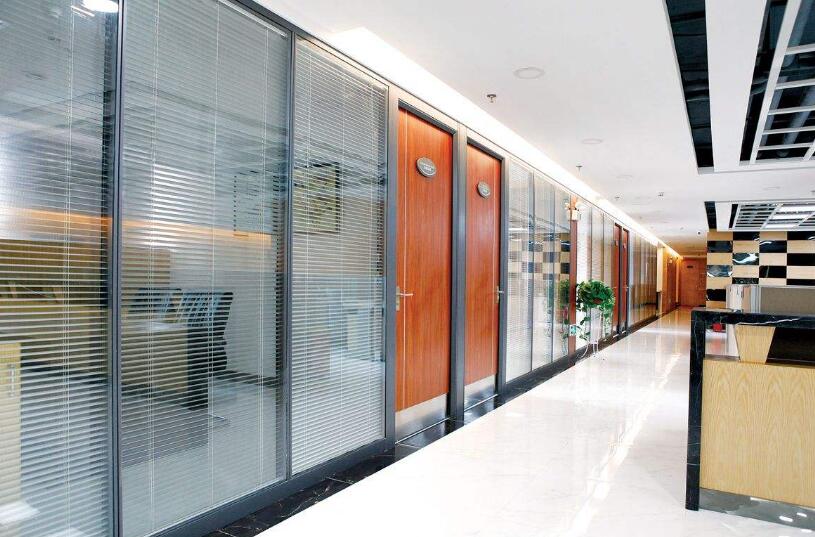 辦公室裝修高隔斷應(yīng)該怎么做？